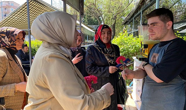 AK Parti Vekil Adayı Tuğba Işık Ercan, Sancaktepe'de karanfil dağıttı