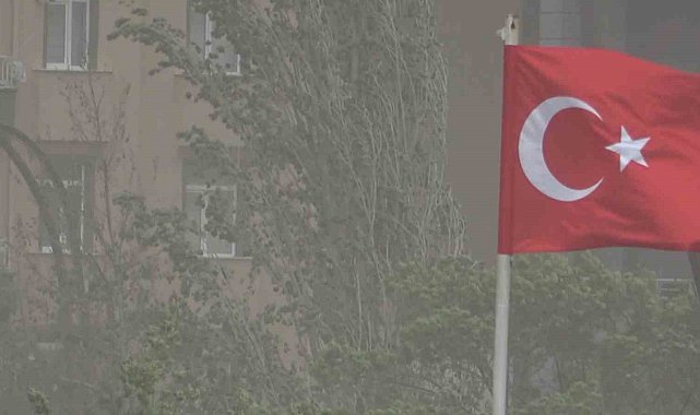 Aksaray'da şiddetli rüzgar tozu dumana kattı