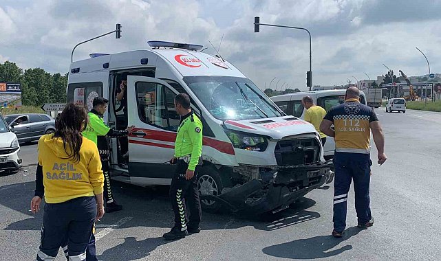Ambulansla otomobil çarpıştı: 2 ambulans personeli yaralandı