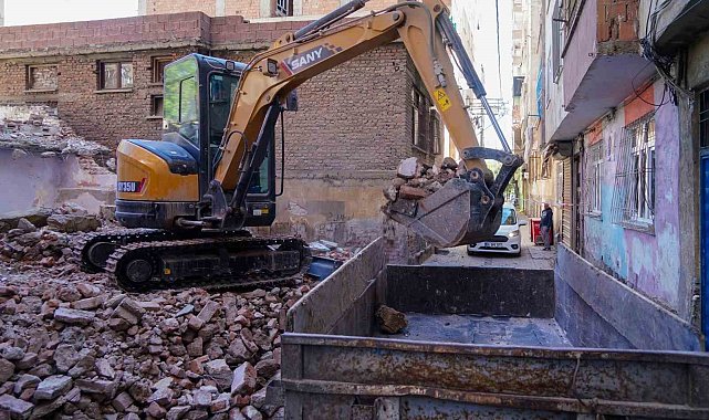 Bağlar'da metruk yapıların yıkımı devam ediyor