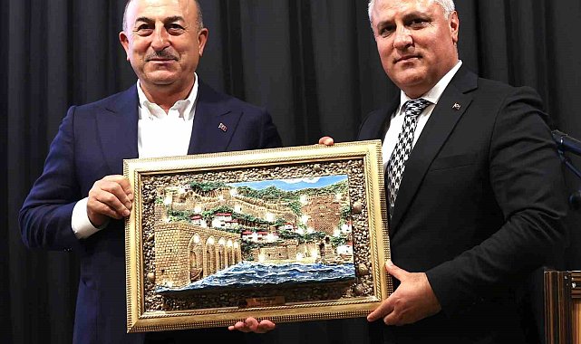 Bakan Çavuşoğlu, emlak ve inşaat sektörü temsilciyle buluştu