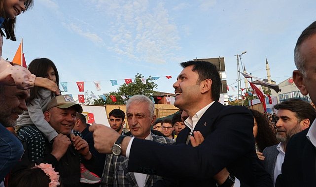 Bakan Kurum, Ümraniye'de 'Temel Atma ve Komşu Finans Evleri Anahtar Teslim Töreni'ne katıldı