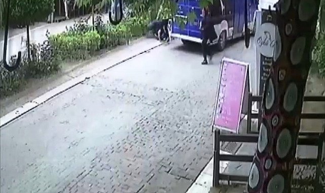 Balıkesir'de AK Parti seçim aracına saldırı