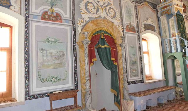 Balıkesir'de tarihi resimli cami ilgi odağı oldu