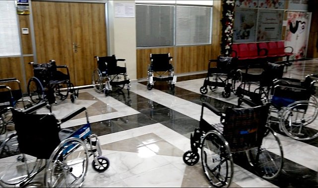 Başkan Akman'dan özel bireylere tekerlekli sandalye desteği