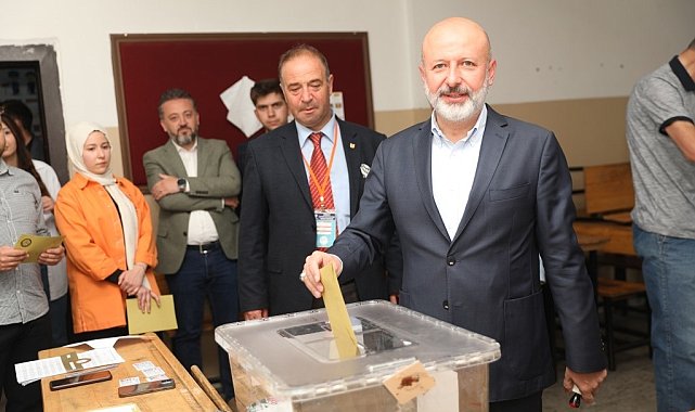 Başkan Çolakbayrakdar, ailesiyle birlikte oy kullandı