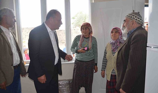 Başkan Oprukçu, evi depremde hasar gören ailenin yüzünü güldürdü