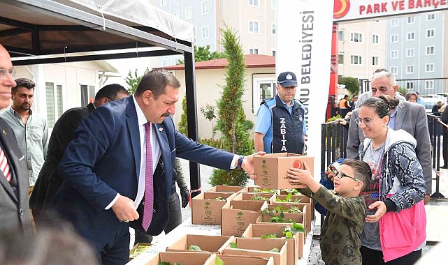 Belediyenin seralarında yetiştirilen 180 bin fide vatandaşlara ücretsiz dağıtıldı