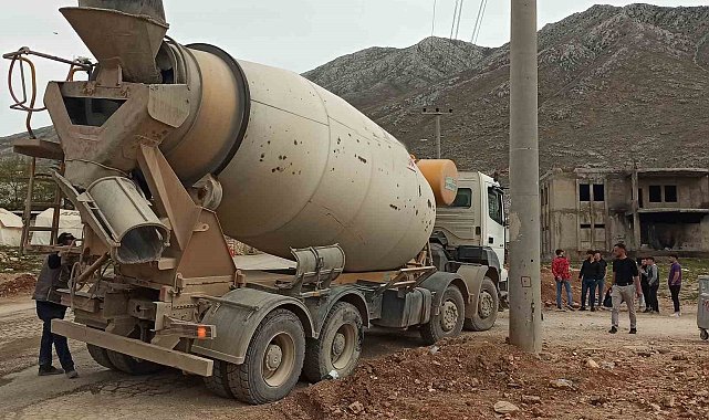Beton mikserinin altında kaldı