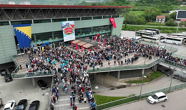Bosna Hersek'te "10. Çocuk Şenliği"nde binlerce çocuğun Türkçe şarkıları yankılandı