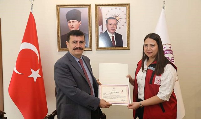 Burdur Vali Arslantaş, deprem bölgesinde görev yapan tüm personeli "başarı belgesi" ile ödüllendirdi.