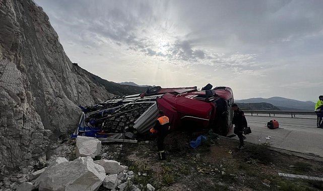 Burdur'da tır şarampole devrildi: 2 yaralı