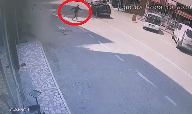 Bursa'da 4 katlı bina yıkım sırasında çöktü, enkazın altında kalmaktan son anda kurtuldu