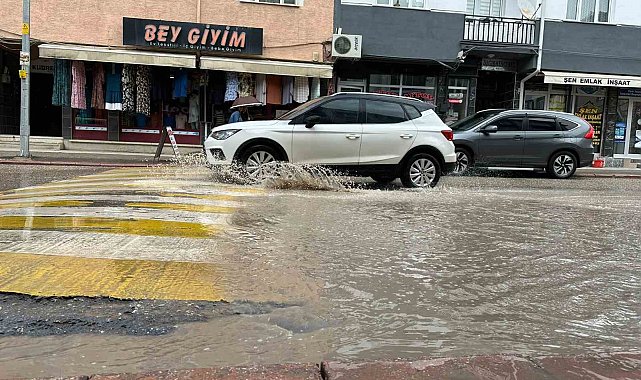 Caddelerde biriken sular sürücülere ve yayalara zor anlar yaşattı