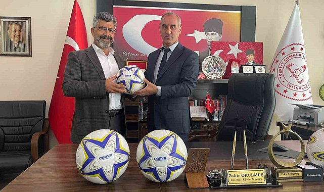 Cemar'dan Kula'daki tüm okullara futbol topu