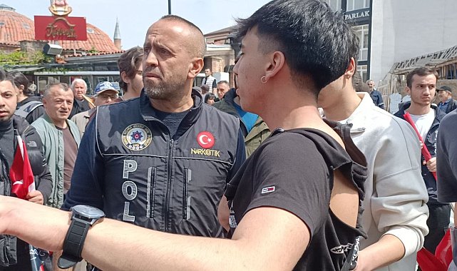 CHP Mengen İlçe Teşkilatı'nın pankartları yüzünden alanı göremeyince duruma tepki gösterdi