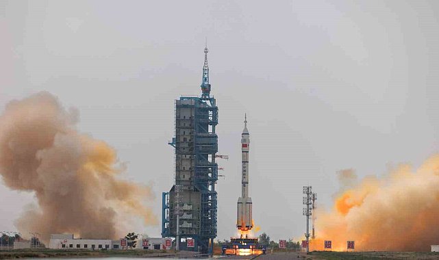 Çin, uzaya ilk sivil astronotu gönderdi