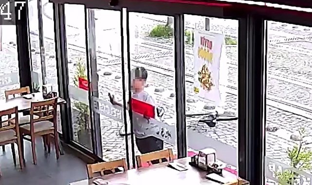 Çocuk hırsızın soğukkanlılığı kamerada: Önce sensörlü kapıyı açtı, sonra kasaya yöneldi