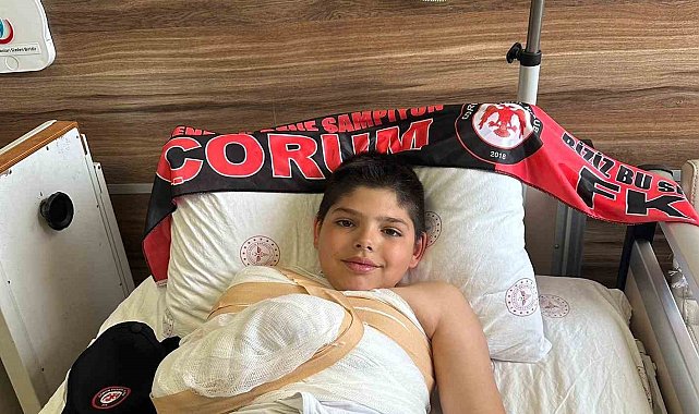 Çorum FK'nın şampiyonluk maçına gitmek isteyen küçük taraftara araç çarptı