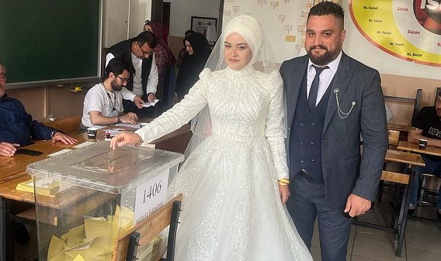 Damatlık ve gelinlikle oy kullanmaya gittiler