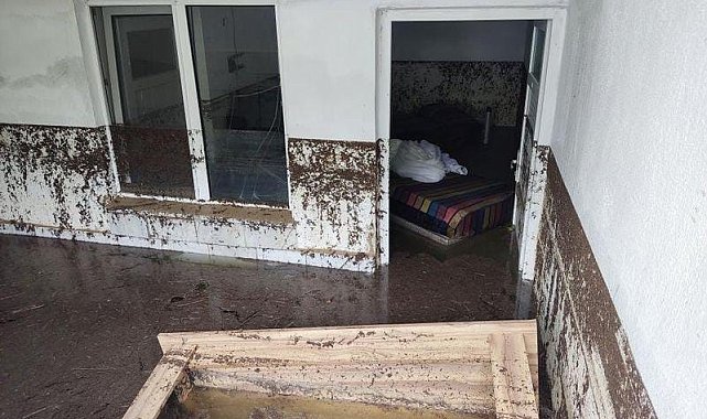 Denizli'de kuvvetli yağış dereleri taşırdı, yolları göle çevirdi