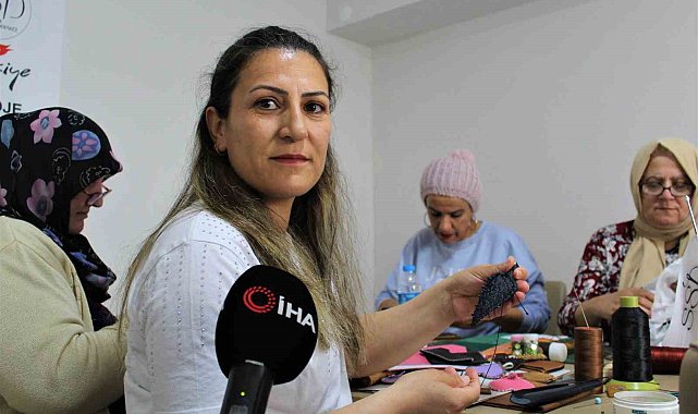 Depremzede kadınlar el işi deri eşyalar üretiyor