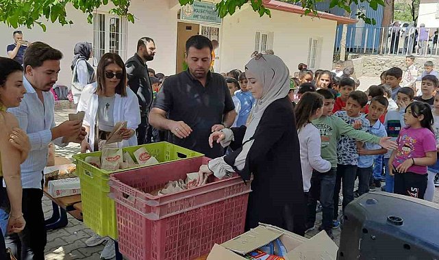 Depremzede öğrencilere öğretmenler moral oldu