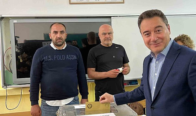 DEVA Partisi Genel Başkanı Babacan Ankara'da oyunu kullandı