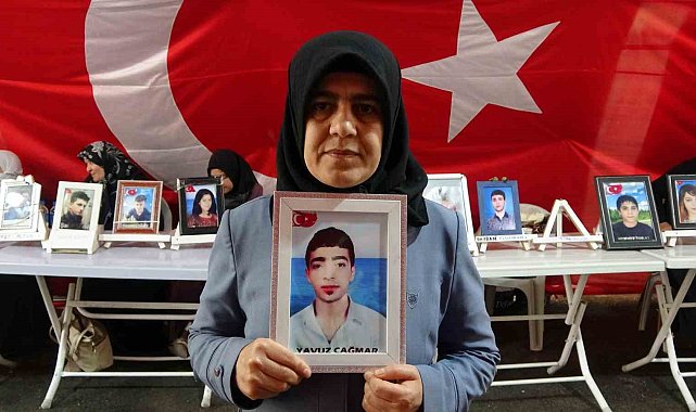 Diyarbakır annelerinden Çağmar: "Evlat hasretiyle HDP önünde bekliyorum"
