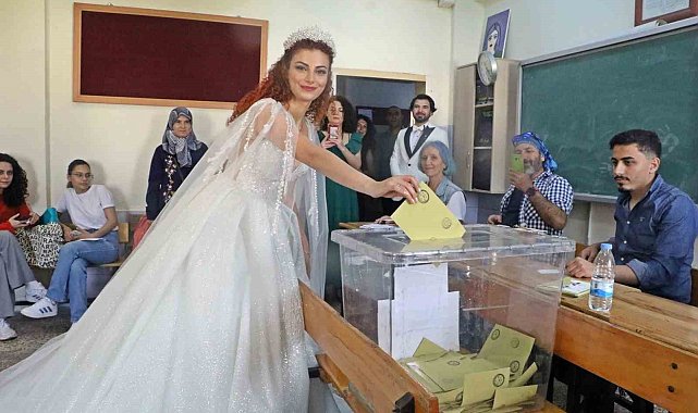 Düğünleri seçimle çakışınca gelinlik ve damatlıkla oy kullanmaya geldiler