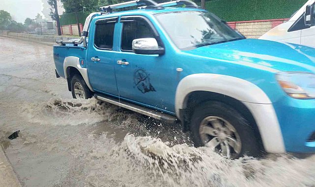 Edirne'de sağanak etkili oldu, yollar kısa sürede göle döndü