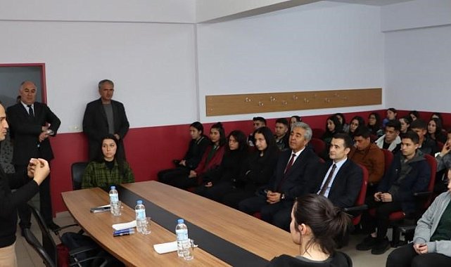 Emirdağ'da 'Gençlik Okulu' semineri yoğun ilgi gördü