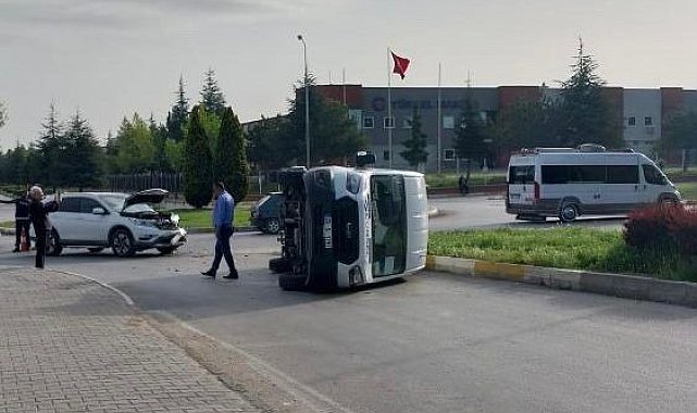 Eskişehir'de işçileri taşıyan minibüs devrildi: 5 kişi yaralandı