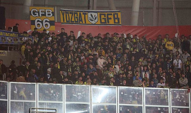 Fenerbahçeli taraftarlar deplasman tribününü doldurdu
