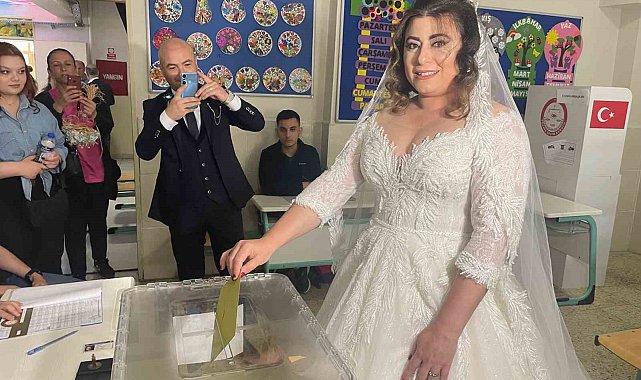 Gelinliğiyle oy kullanmaya gitti