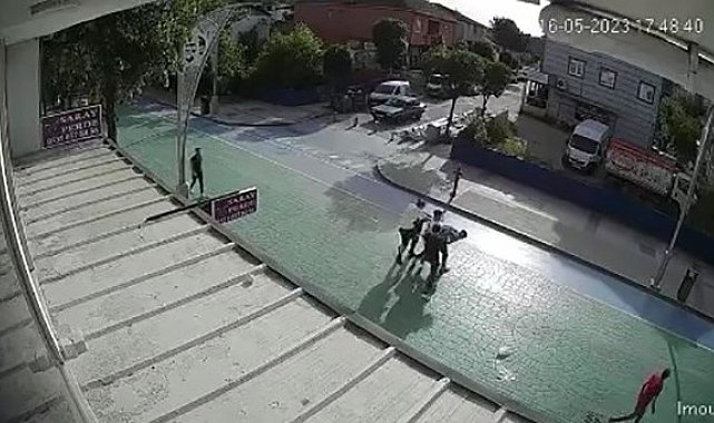 Gençlerin sokak ortasında kavgası kamerada: 2 kişi böyle darp edildi