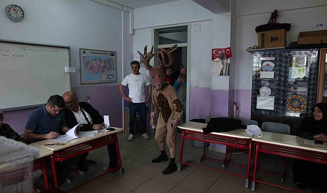 Geyik kostümüyle oy kullanmaya gelince herkes şaşkına döndü