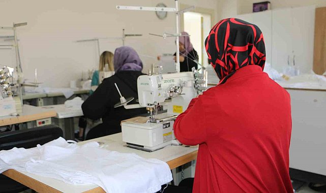 Giyim atölyesinde depremzedeler için üretim yapılıyor
