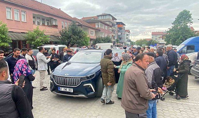 Gökçebey'de Togg ile fotoğraf çektirebilmek için birbirleriyle yarıştılar