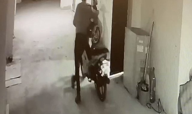 Güvenlik kamerasına yakalanan hırsız rahat tavırlarıyla dikkat çekti