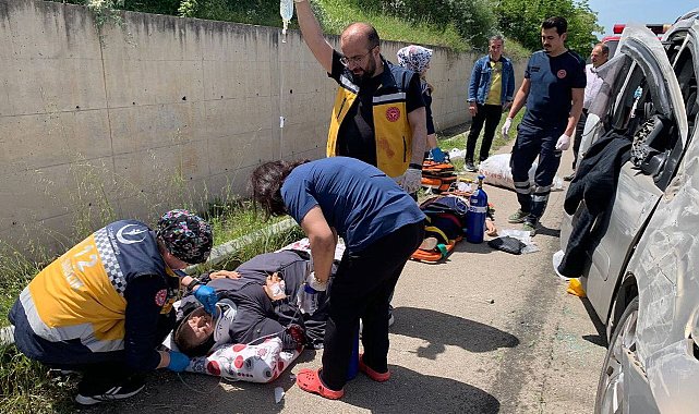Hafif ticari araç istinat duvarına çarptı: 1 ölü, 3 yaralı