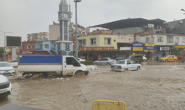 Hatay Kırıkhan'da fırtına ve şiddetli yağış