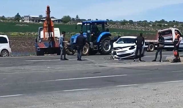 İş makinesi ile otomobil çarpıştı: 4 yaralı