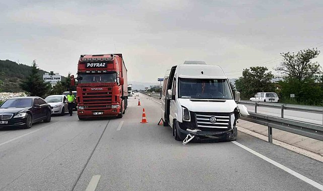 İşçi servisi ile otomobil çarpıştı: 8 yaralı