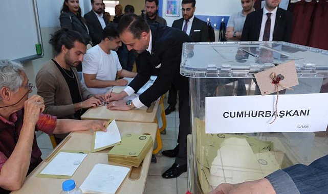 İYİ Parti Sözcüsü Kürşad Zorlu Ankara'da oyunu kullandı