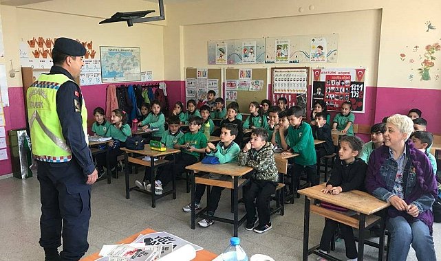 İzmir'de jandarmadan öğrencilere trafik eğitimi