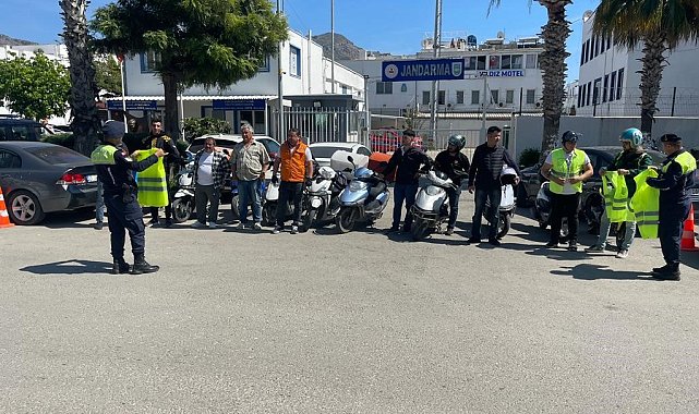 Jandarma 150 sürücüye yelek dağıttı