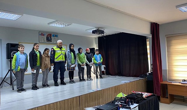 Jandarma timleri okullarda eğitim verdi