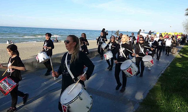 Kadınlar bandosu eşliğinde engelliler farkındalık yürüyüşü