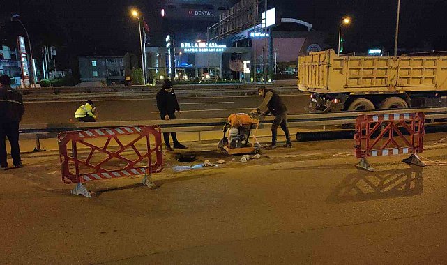 Kanalizasyondan kaynaklanan su birikintisi asfaltı çökertti